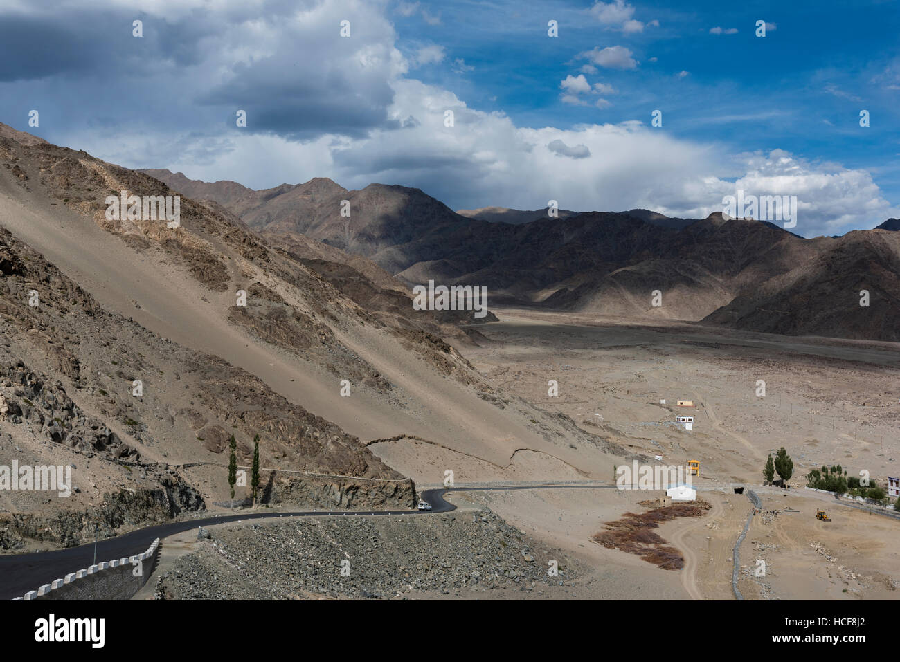 Une route de montagne aride du Ladakh pris à partir d'un monastère. Banque D'Images