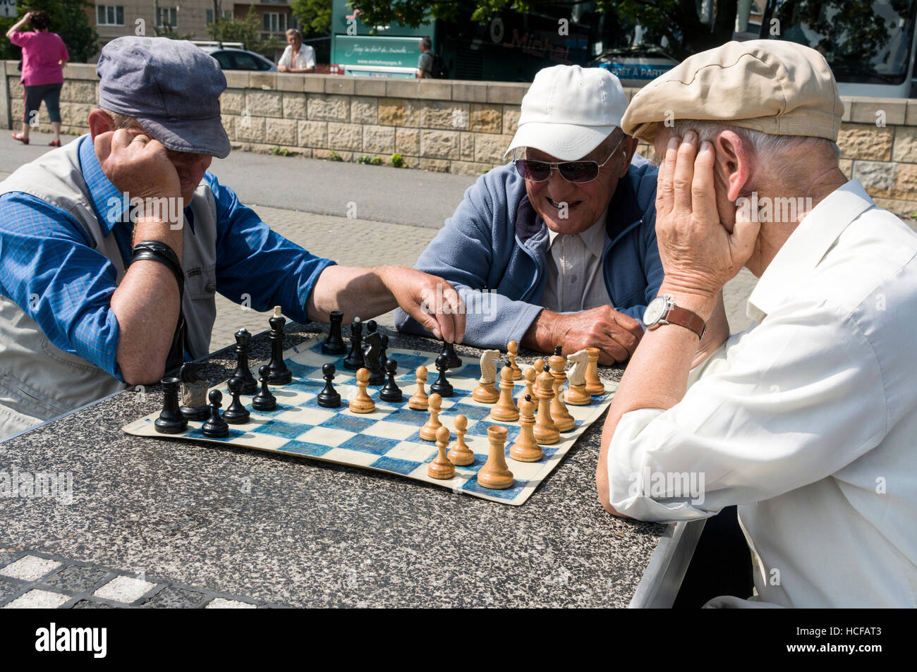 Un groupe de personnes âgées autochtones jouant aux échecs dans un parc à Cracovie, Pologne Banque D'Images