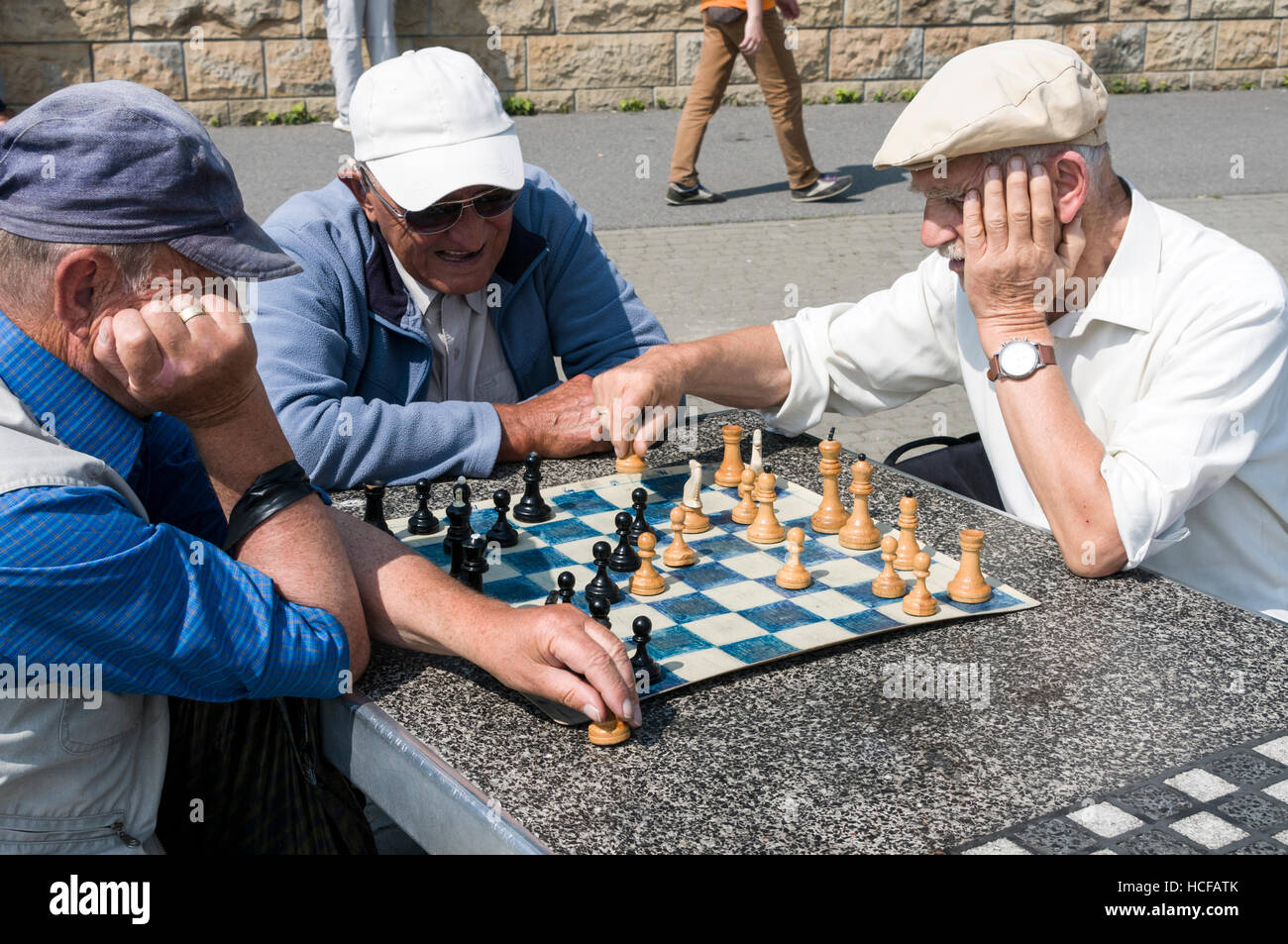 Un groupe de personnes âgées autochtones jouant aux échecs dans un parc à Cracovie, Pologne Banque D'Images