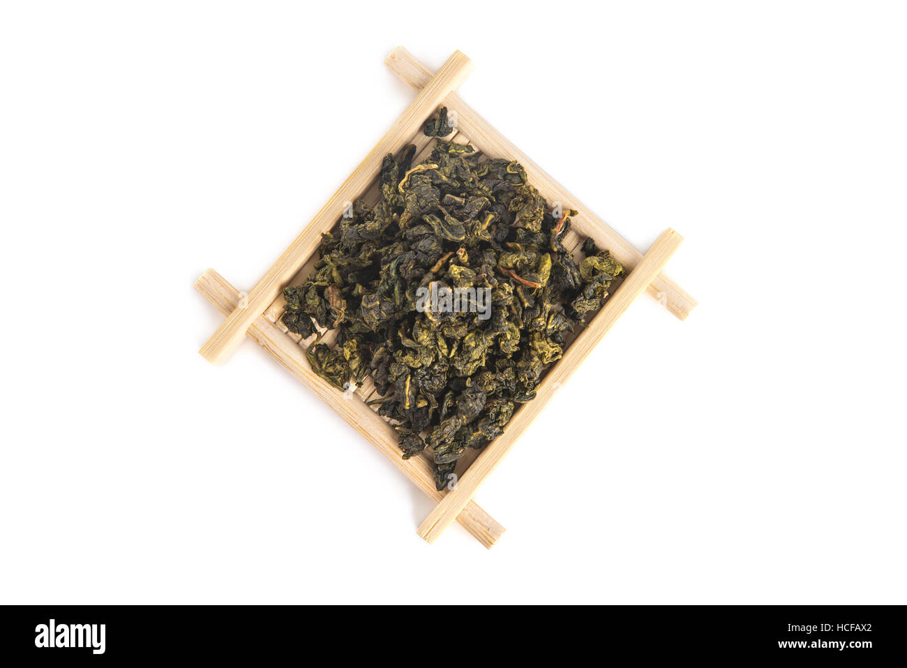 Vue de dessus du plateau de service en bambou avec Oolong Tie Guan Yin, isolé sur fond blanc Banque D'Images Vue de dessus du plateau de service en bambou avec Oolong Tie Guan Yin, isolé sur fond blanc Banque D'Images