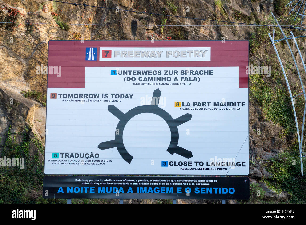 'Freeway' Poésie panneau par João Louro, 2015, Avenida Vimara Peres, Porto, Portugal Banque D'Images