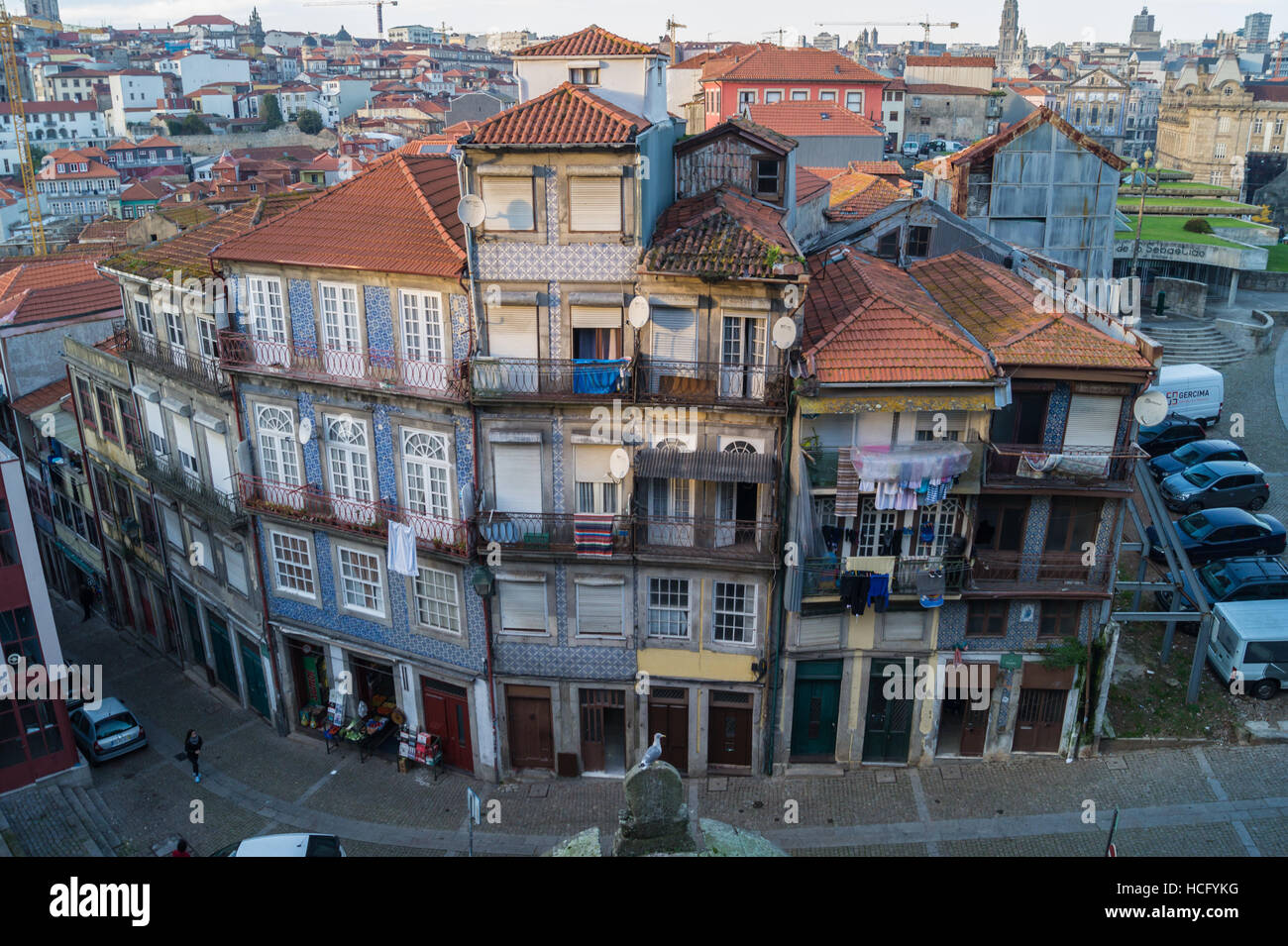 Tuiles Azulejo sur de vieilles maisons délabrées dans la vieille ville, Porto, Portugal Banque D'Images