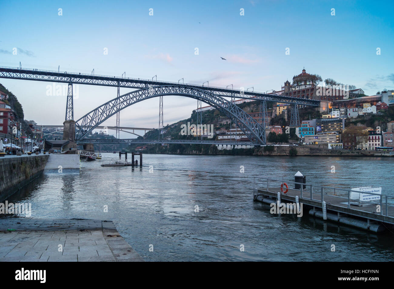 Ponte Luís 1, par Théophile Seyrig et Gustave Eiffel, 1886, Douro, Porto, Portugal, à la tombée de la vu de la Ribeira Banque D'Images