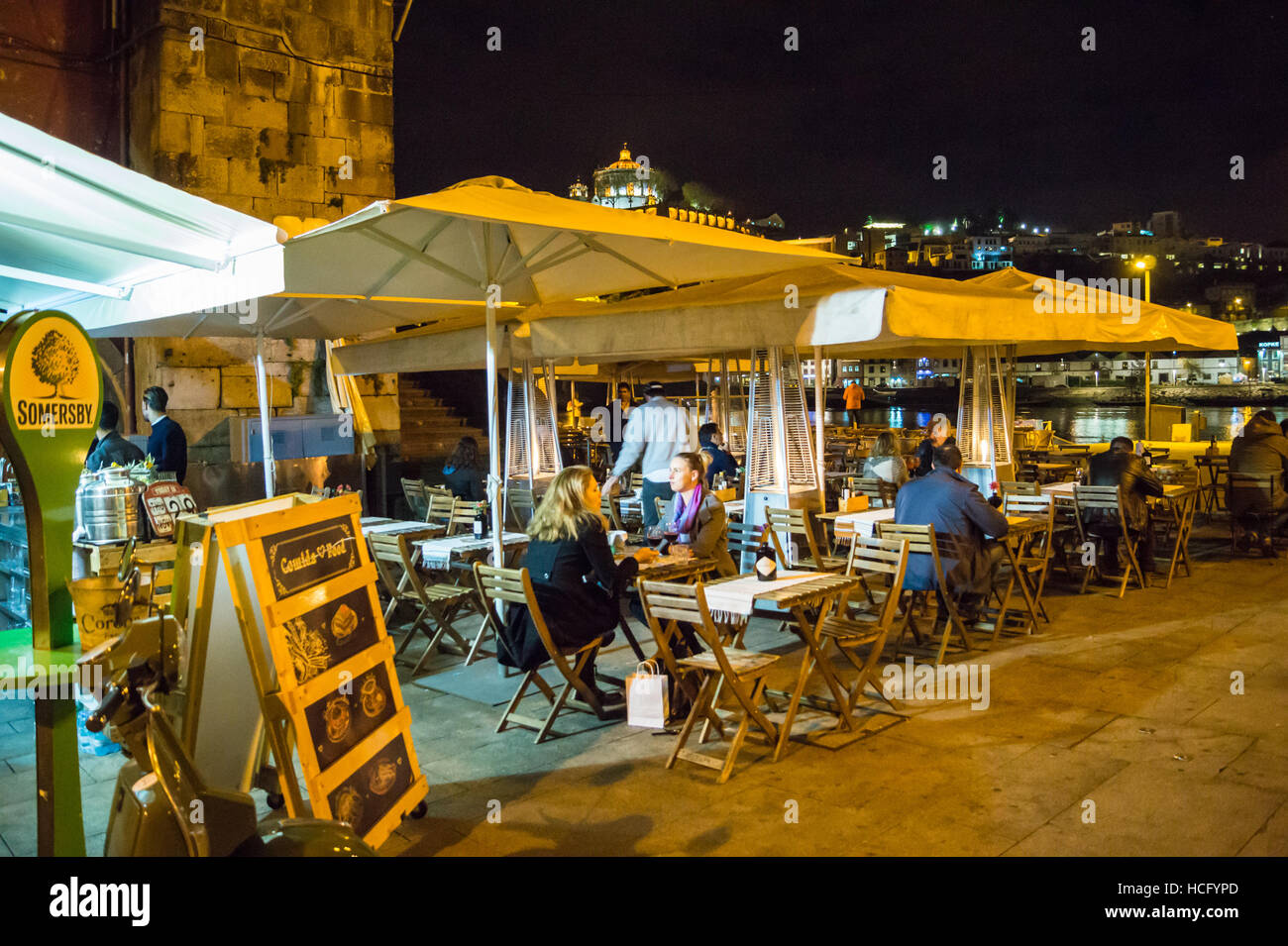 Restaurant en plein air, des tables de la place Ribeira, Douro, Porto, Portugal Banque D'Images