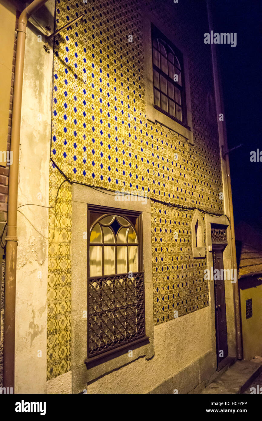 Tuiles Azulejo sur une maison dans la vieille ville, Porto, Portugal Banque D'Images