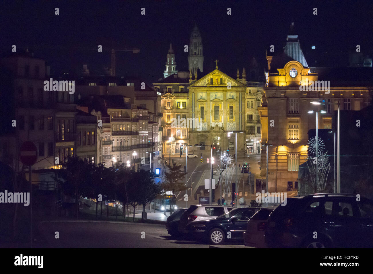 La gare de São Bento, 1905-1916 par José da Silva, et l'Eglise de Saint Antoine (Congregados), Praça Almeida Garrett Porto Portugal Banque D'Images