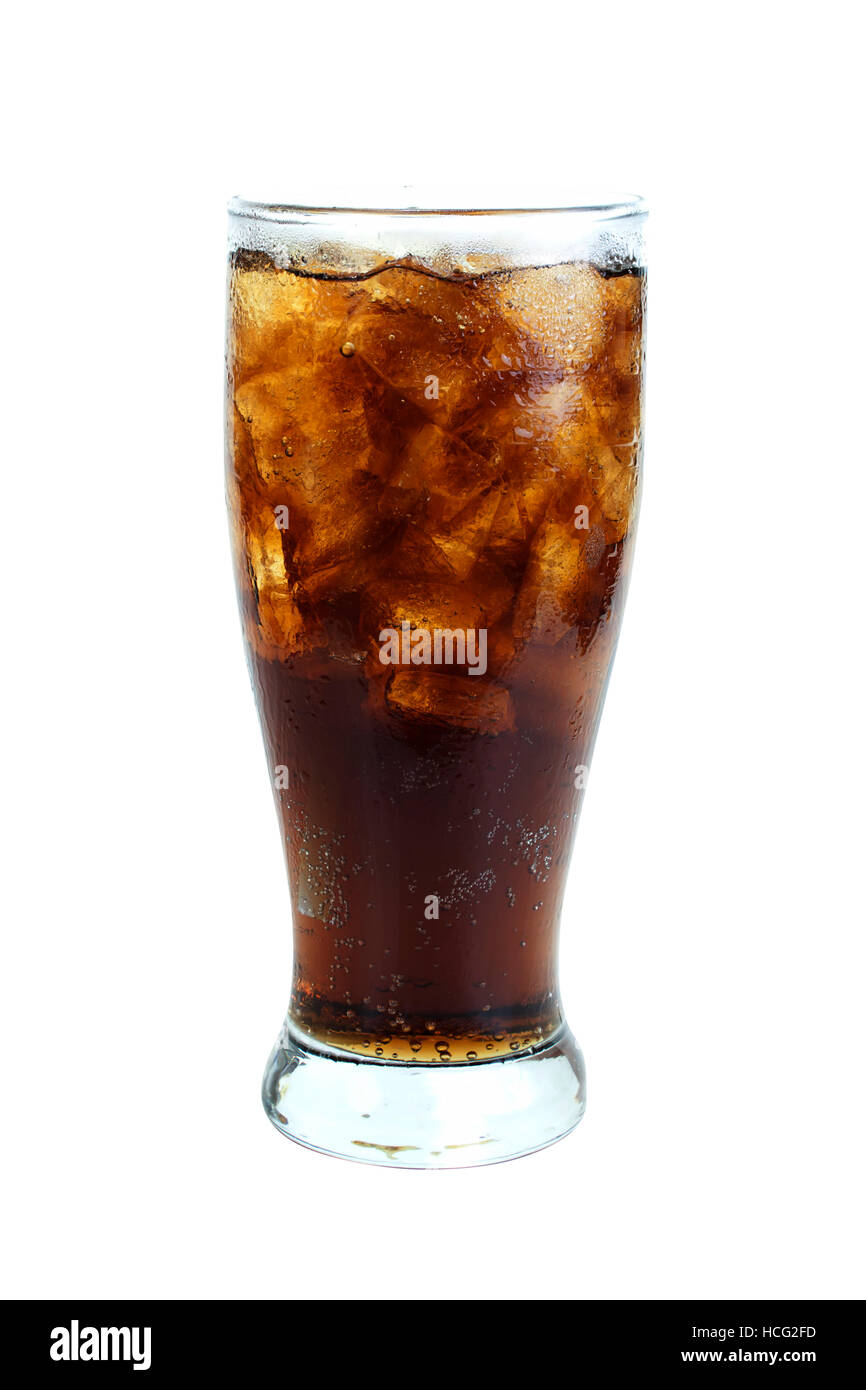 Close up soft drink avec soda dans le verre et des cubes de glace sur fond blanc avec des chemins de détourage des objets. Banque D'Images
