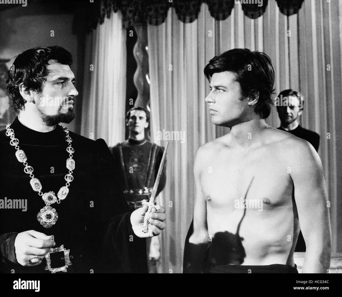 L'homme qui rit, (alias L'uomo che RIDE), front de gauche : Edmund Purdom  comme César Borgia, Jean Sorel, 1966 Photo Stock - Alamy