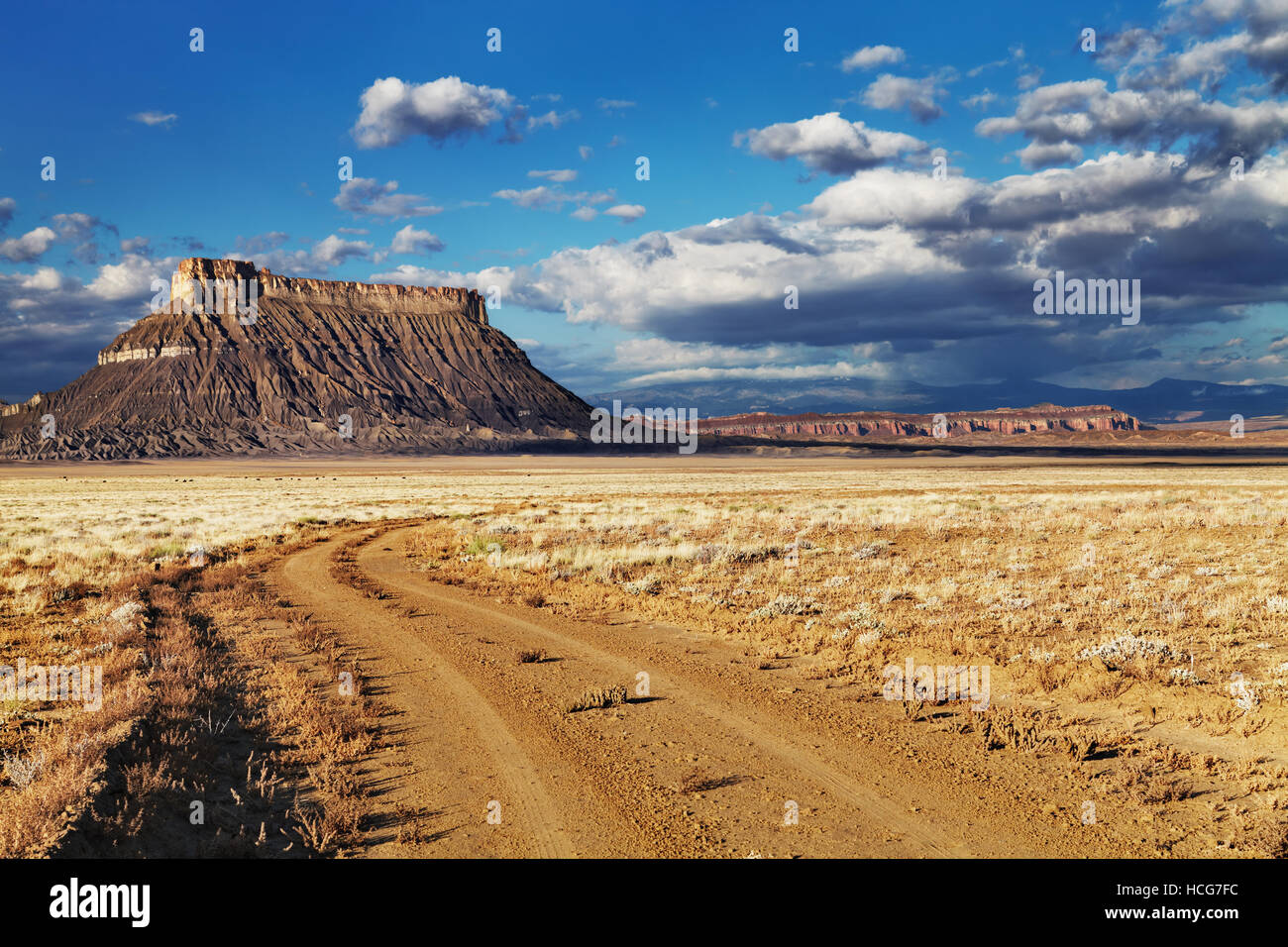 Factory Butte, à sommet plat, isolé dans la montagne de grès du désert de l'Utah, USA Banque D'Images