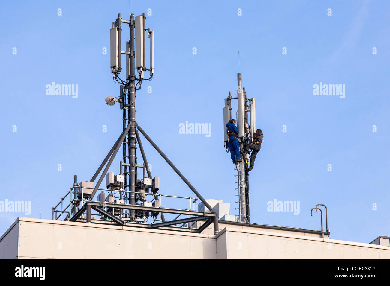 L'Europe, l'Allemagne, Cologne, les travailleurs sur un mât de téléphonie cellulaire dans le quartier Deutz. Banque D'Images