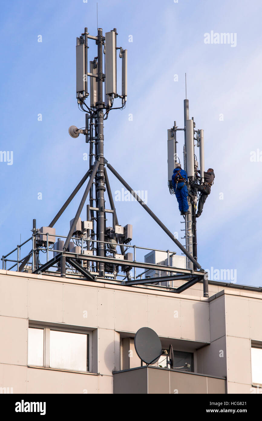 L'Europe, l'Allemagne, Cologne, les travailleurs sur un mât de téléphonie cellulaire dans le quartier Deutz. Banque D'Images