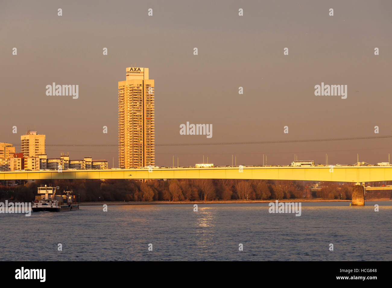 Allemagne, Cologne, le Zoo pont sur le Rhin et le gratte-ciel. Colonia-House Banque D'Images