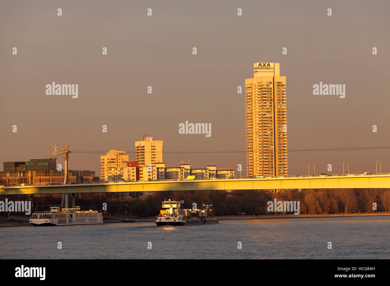 Allemagne, Cologne, le Zoo pont sur le Rhin et le gratte-ciel. Colonia-House Banque D'Images