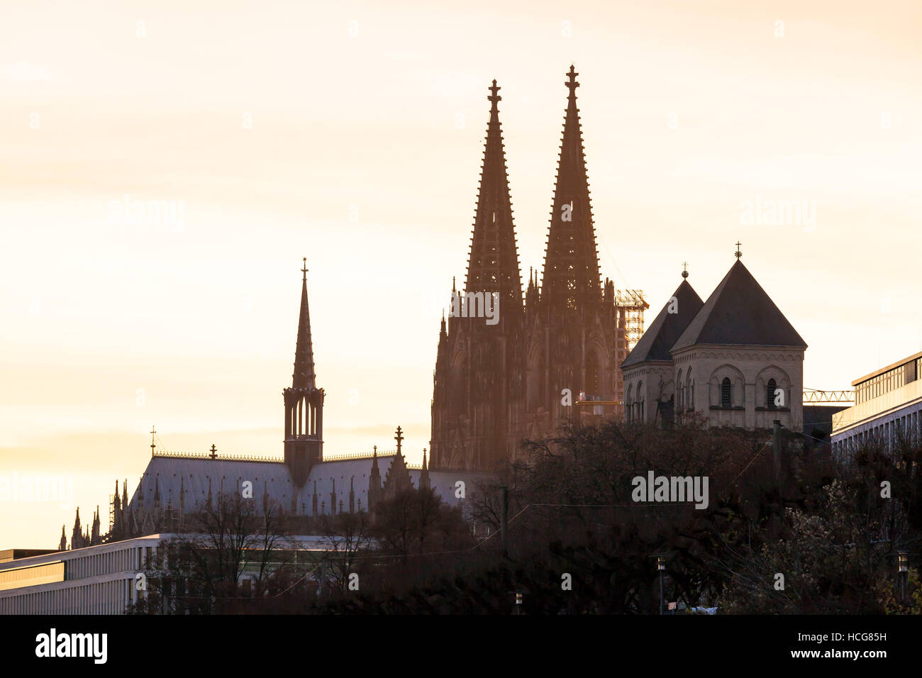 L'Europe, l'Allemagne, Cologne, la cathédrale et l'église romane St Kunibert. Banque D'Images