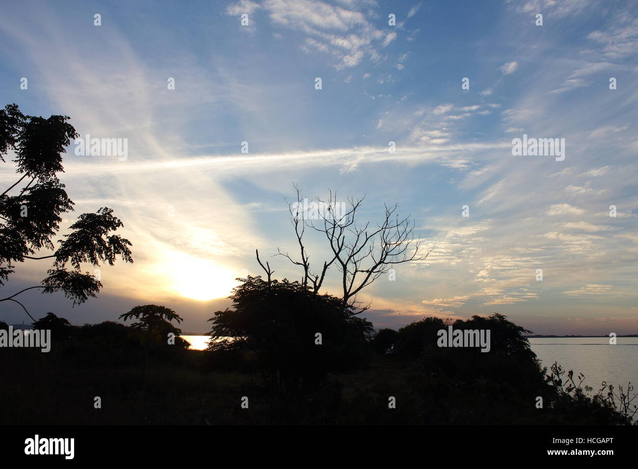 Coucher de soleil sur l'estuaire de Guaiba à Porto Alegre, Brésil Banque D'Images