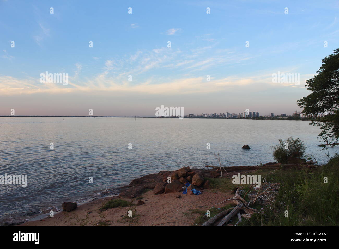 Coucher de soleil sur l'estuaire de Guaiba à Porto Alegre, Brésil Banque D'Images