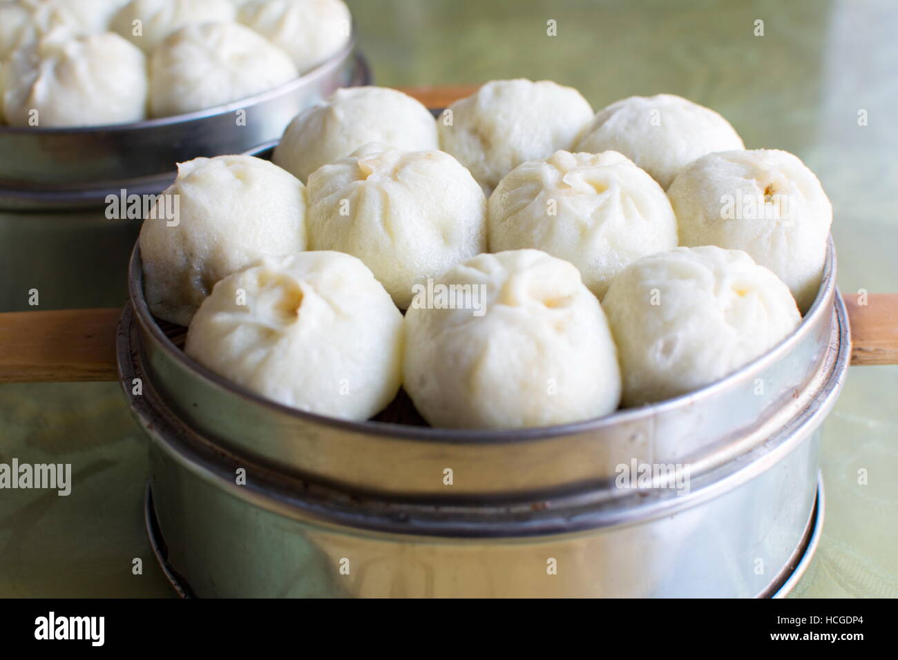 Viande aux Chinois à la vapeur baozi dans un bol Banque D'Images