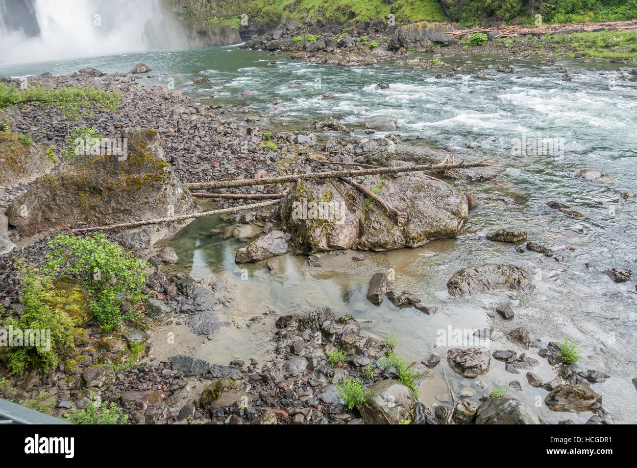 La ligne de rochers sur la rive de la rivière Snoqualmie dans l'État de Washington. Banque D'Images