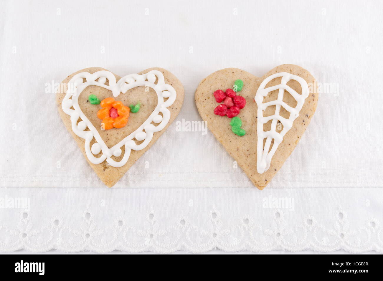 En forme de coeur fait maison décorée et cookies Banque D'Images