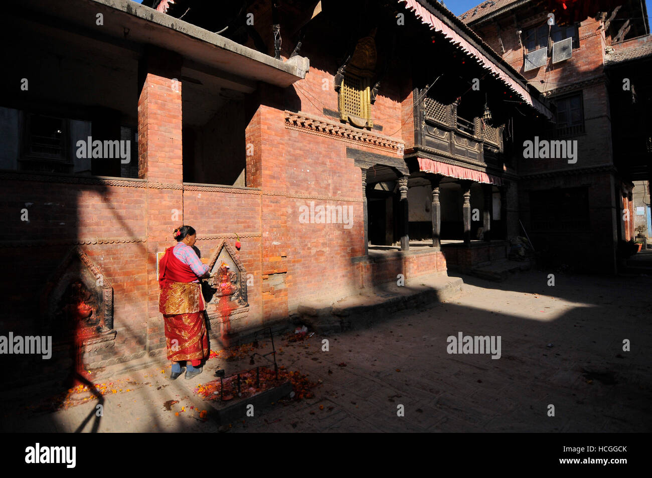 Katmandou, Népal. Le 08 mai 2016. Dévot népalaises rituel puja offrant durant la célébration de l'Bishnudevi Jatra/Festival célébré Panga, Kirtipur, Katmandou, Népal le Jeudi, Décembre 08, 2016. C'est la partie de la célèbre "Saat Gaule Jatra" célébrée chaque année marquant l'arrivée de l'hiver. Jatras et festivals font partie de la vie de communauté Newar. Credit : Narayan Maharjan/Pacific Press/Alamy Live News Banque D'Images
