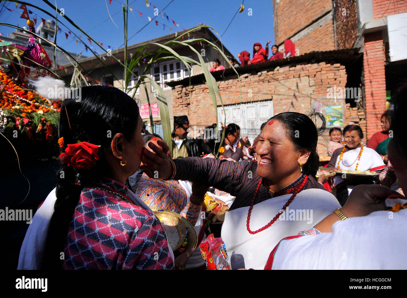 Katmandou, Népal. Le 08 mai 2016. Les dévots népalais l'application de la poudre vermillon vers ses collègues durant la célébration de l'Bishnudevi Jatra/Festival célébré à Kirtipur Panga, Katmandou, Népal le Jeudi, Décembre 08, 2016. C'est la partie de la célèbre "Saat Gaule Jatra" célébrée chaque année marquant l'arrivée de l'hiver. Jatras et festivals font partie de la vie de communauté Newar. Credit : Narayan Maharjan/Pacific Press/Alamy Live News Banque D'Images