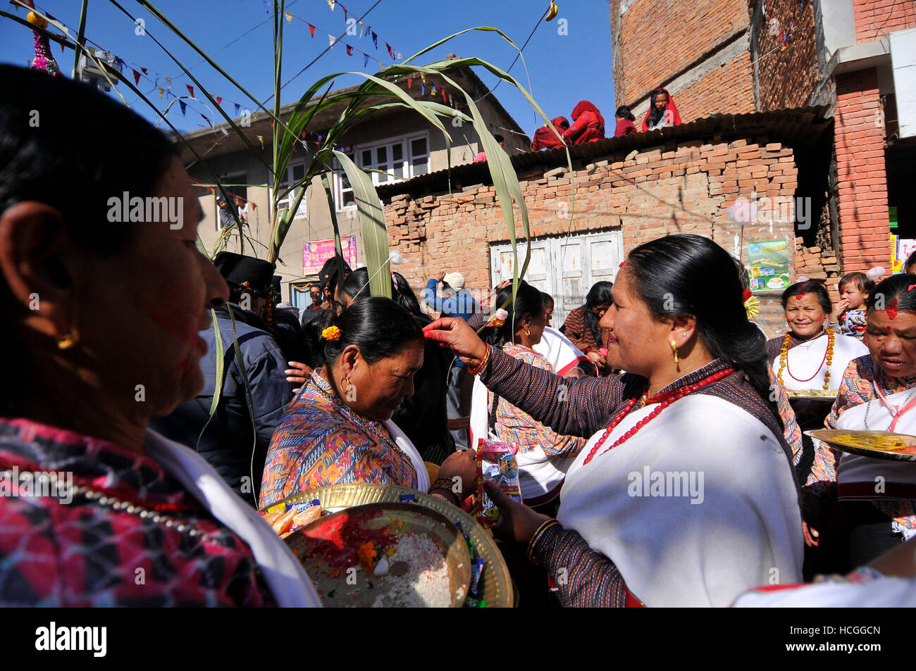Katmandou, Népal. Le 08 mai 2016. Les dévots népalais l'application de la poudre vermillon vers ses collègues durant la célébration de l'Bishnudevi Jatra/Festival célébré à Kirtipur Panga, Katmandou, Népal le Jeudi, Décembre 08, 2016. C'est la partie de la célèbre "Saat Gaule Jatra" célébrée chaque année marquant l'arrivée de l'hiver. Jatras et festivals font partie de la vie de communauté Newar. Credit : Narayan Maharjan/Pacific Press/Alamy Live News Banque D'Images