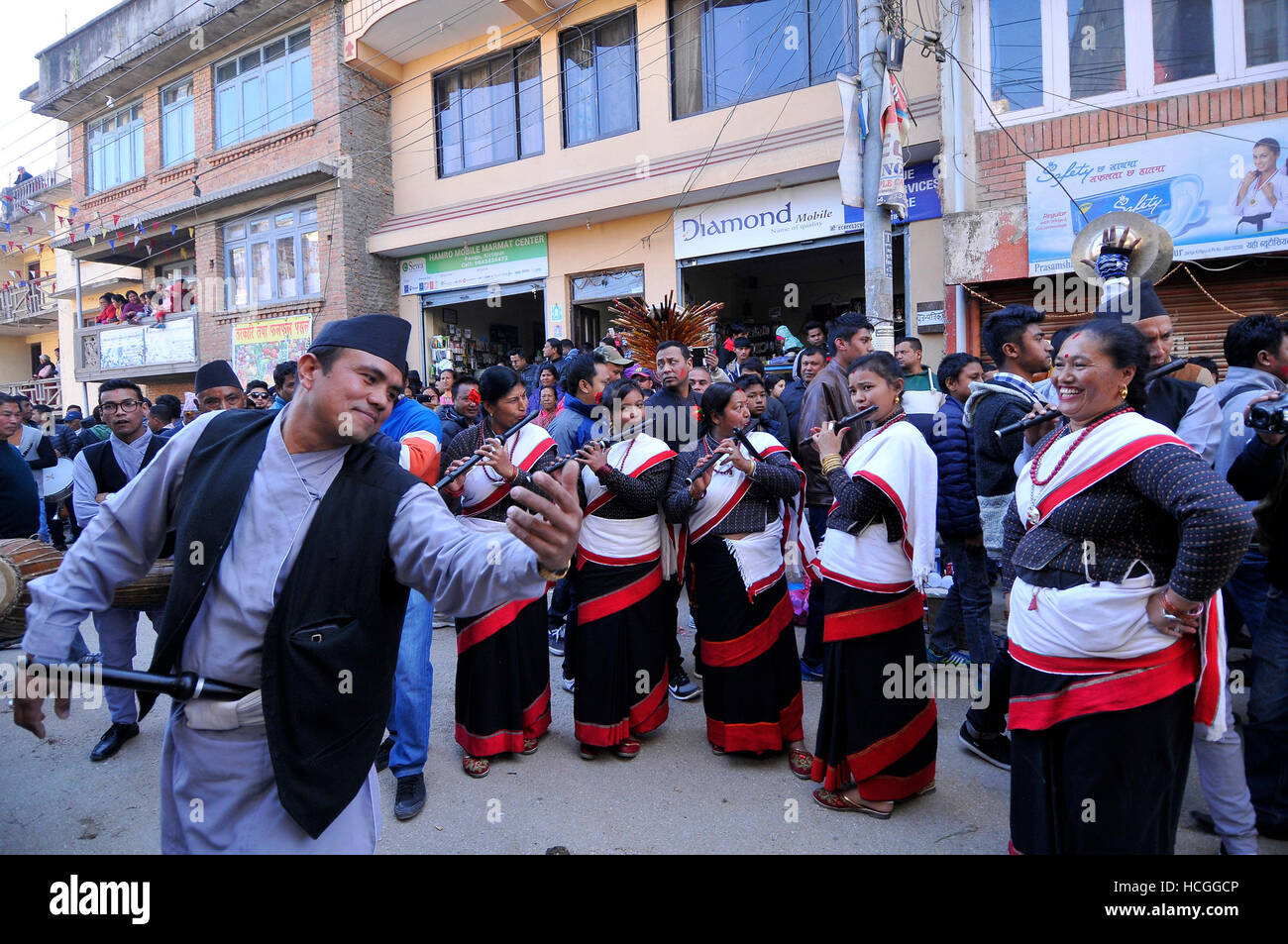 Katmandou, Népal. Le 08 mai 2016. Les dévots népalais dans une danse musiques d'instruments traditionnels durant la célébration de l'Bishnudevi Jatra/Festival célébré à Kirtipur, panga, Katmandou, Népal le Jeudi, Décembre 08, 2016. C'est la partie de la célèbre "Saat Gaule Jatra" célébrée chaque année marquant l'arrivée de l'hiver. Jatras et festivals font partie de la vie de communauté Newar. Credit : Narayan Maharjan/Pacific Press/Alamy Live News Banque D'Images