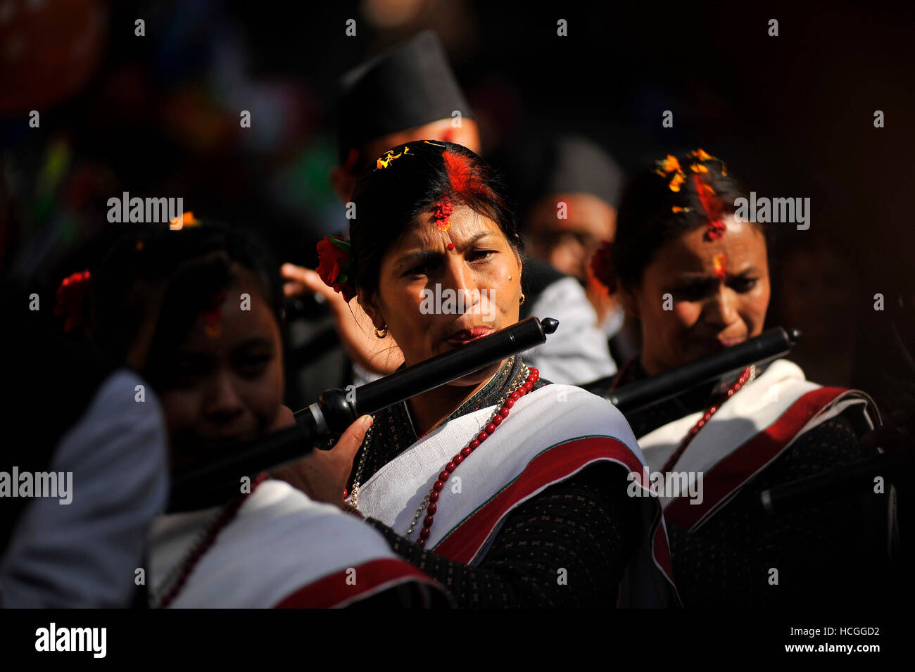 Katmandou, Népal. Le 08 mai 2016. Les dévots népalais jouant des instruments traditionnels au cours de Bishnudevi Jatra/Festival célébré à Kirtipur, panga, Katmandou, Népal le Jeudi, Décembre 08, 2016. C'est la partie de la célèbre "Saat Gaule Jatra" célébrée chaque année marquant l'arrivée de l'hiver. Jatras et festivals font partie de la vie de communauté Newar. Credit : Narayan Maharjan/Pacific Press/Alamy Live News Banque D'Images