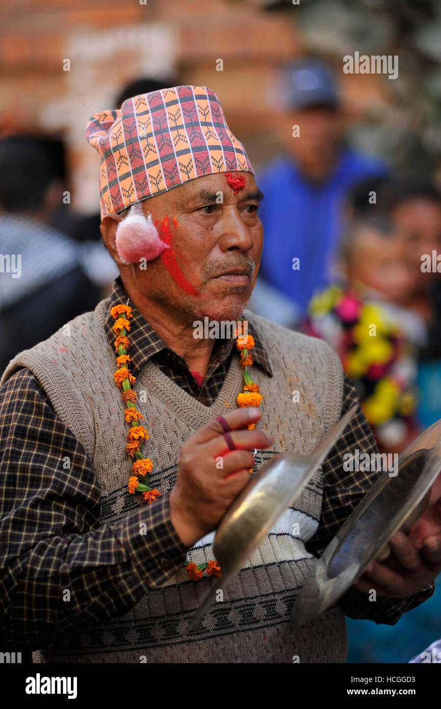Katmandou, Népal. Le 08 mai 2016. Les dévots népalais jouant des instruments traditionnels au cours de Bishnudevi Jatra/Festival célébré à Kirtipur, panga, Katmandou, Népal le Jeudi, Décembre 08, 2016. C'est la partie de la célèbre "Saat Gaule Jatra" célébrée chaque année marquant l'arrivée de l'hiver. Jatras et festivals font partie de la vie de communauté Newar. Credit : Narayan Maharjan/Pacific Press/Alamy Live News Banque D'Images