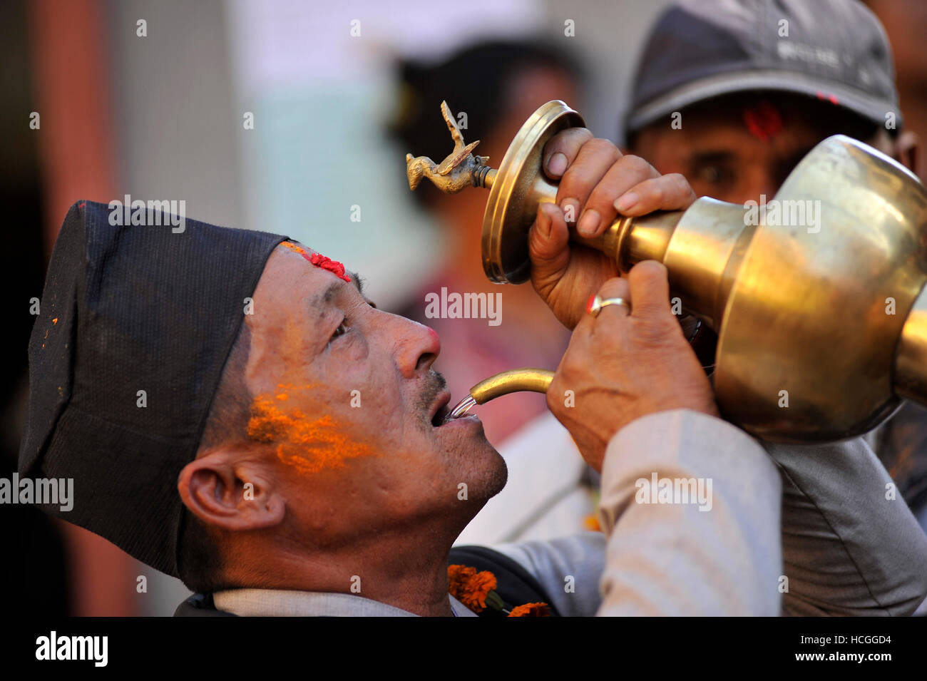 Katmandou, Népal. Le 08 mai 2016. Consacrer népalais traditionnel vin saint potable durant la célébration de l'Bishnudevi Jatra/Festival célébré Panga, Kirtipur, Katmandou, Népal sur le Jeudi, Décembre 08, 2016. C'est la partie de la célèbre "Saat Gaule Jatra" célébrée chaque année marquant l'arrivée de l'hiver. Jatras et festivals font partie de la vie de communauté Newar. Credit : Narayan Maharjan/Pacific Press/Alamy Live News Banque D'Images