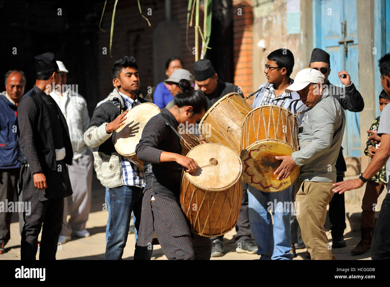 Katmandou, Népal. Le 08 mai 2016. Les dévots népalais jouant tambours traditionnels et les instruments lors de Bishnudevi Jatra/Festival célébré à Kirtipur, panga, Katmandou, Népal le Jeudi, Décembre 08, 2016. C'est la partie de la célèbre "Saat Gaule Jatra" célébrée chaque année marquant l'arrivée de l'hiver. Jatras et festivals font partie de la vie de communauté Newar. Credit : Narayan Maharjan/Pacific Press/Alamy Live News Banque D'Images