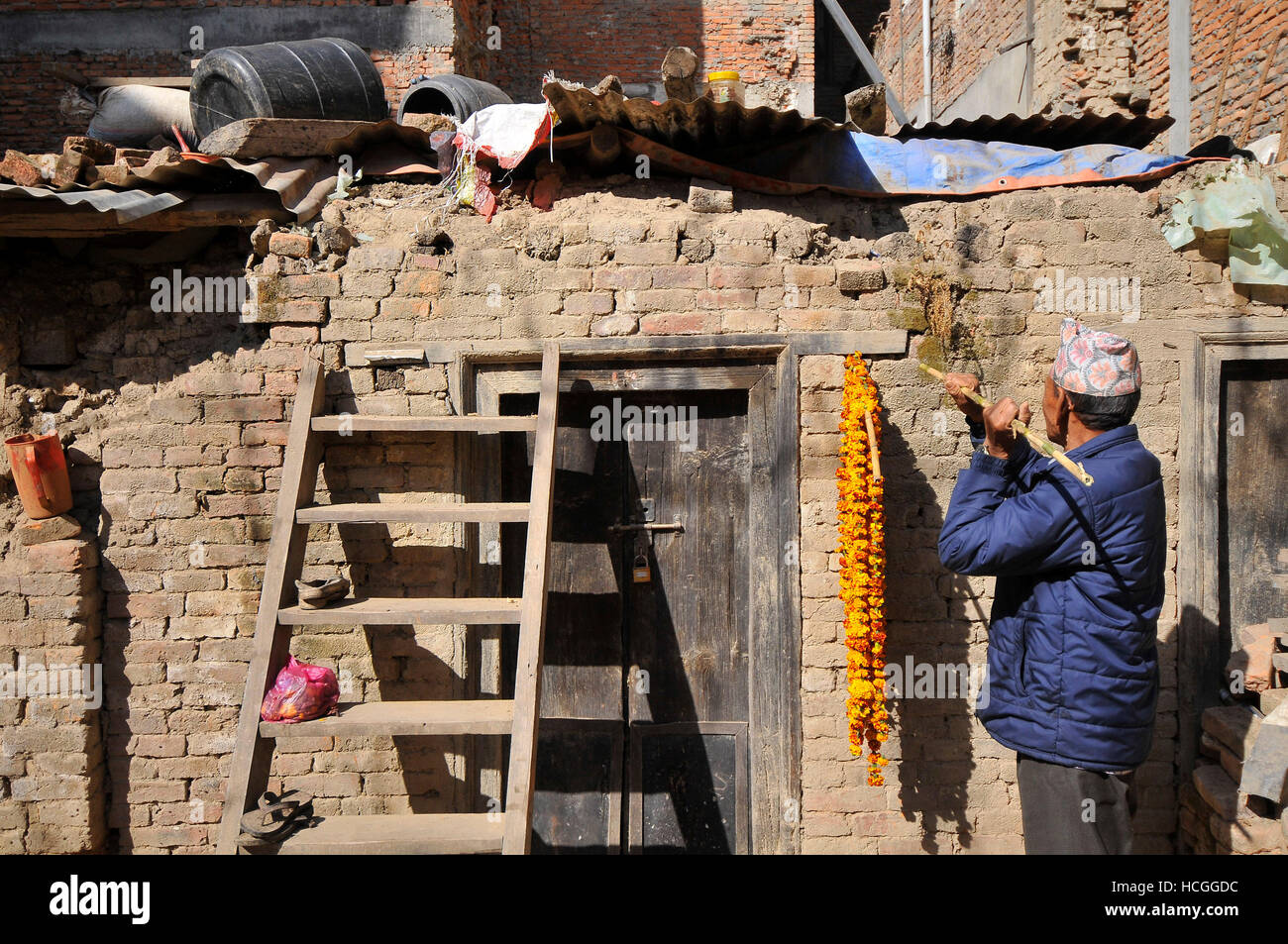 Katmandou, Népal. Le 08 mai 2016. Les dévots népalais organiser après avoir fait des guirlandes de fleurs pour la décoration de char durant la célébration de l'Bishnudevi Jatra/Festival célébré Panga, Kirtipur, Katmandou, Népal le Jeudi, Décembre 08, 2016. C'est la partie de la célèbre "Saat Gaule Jatra" célébrée chaque année marquant l'arrivée de l'hiver. Jatras et festivals font partie de la vie de communauté Newar. Credit : Narayan Maharjan/Pacific Press/Alamy Live News Banque D'Images