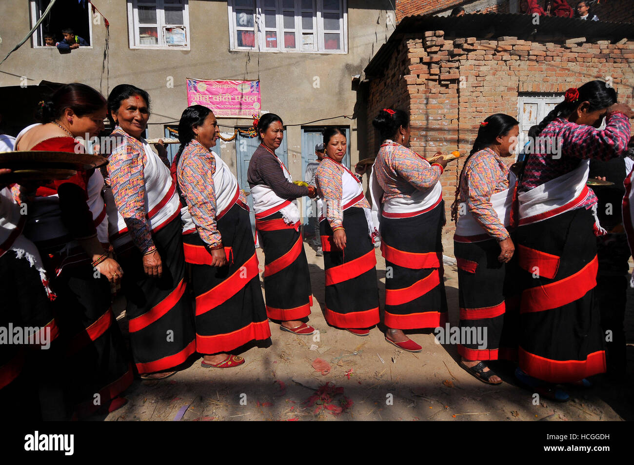 Katmandou, Népal. Le 08 mai 2016. Les dévots népalais dans une tenue traditionnelle arrive à offrir puja rituel durant la célébration de l'Bishnudevi Jatra/Festival célébré Panga, Kirtipur, Katmandou, Népal le Jeudi, Décembre 08, 2016. C'est la partie de la célèbre "Saat Gaule Jatra" célébrée chaque année marquant l'arrivée de l'hiver. Jatras et festivals font partie de la vie de communauté Newar. Credit : Narayan Maharjan/Pacific Press/Alamy Live News Banque D'Images