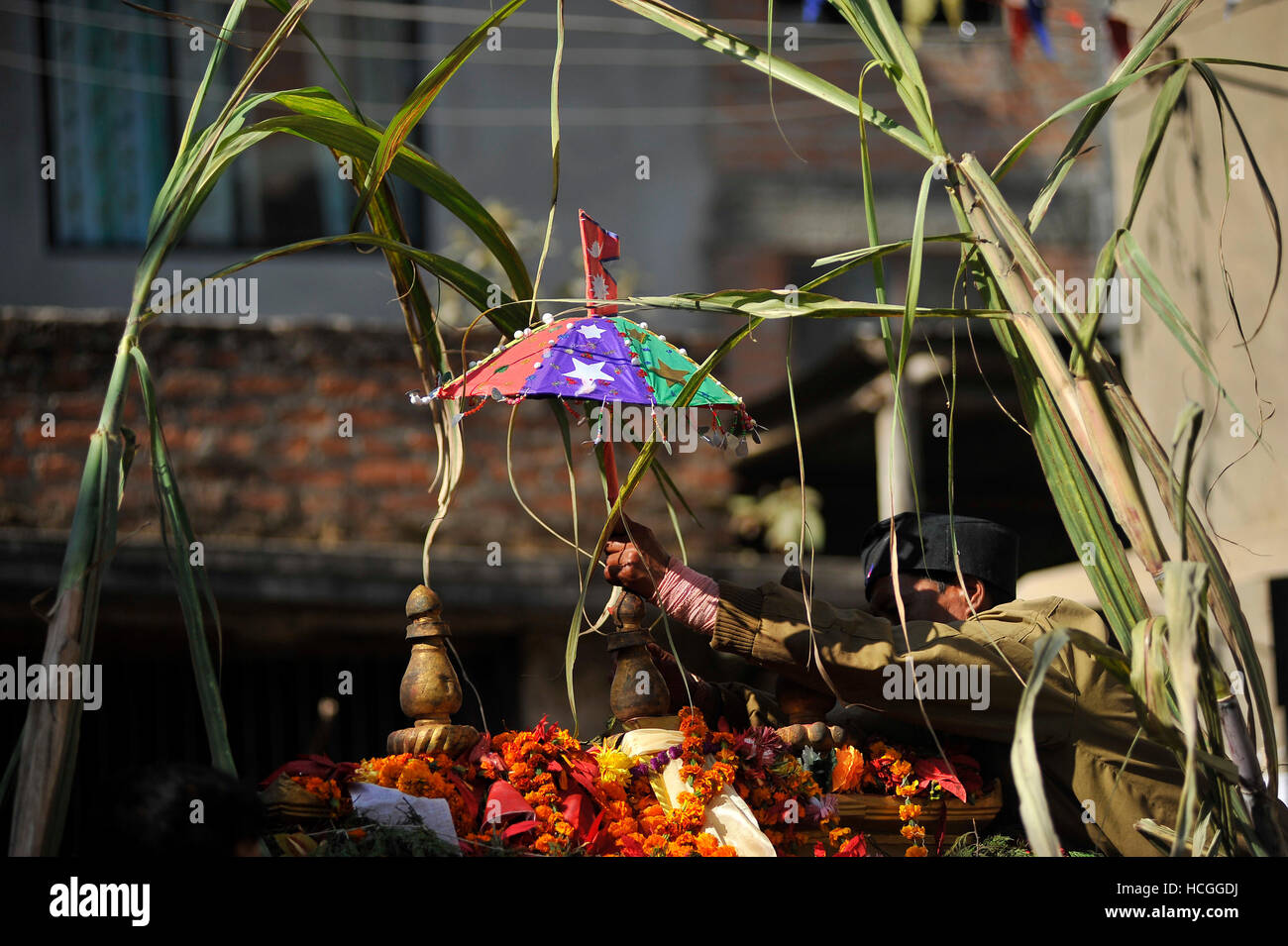 Katmandou, Népal. Le 08 mai 2016. Les dévots népalais la décoration de char durant la célébration de l'Bishnudevi Jatra/Festival célébré à Kirtipur Panga, Katmandou, Népal le Jeudi, Décembre 08, 2016. C'est la partie de la célèbre "Saat Gaule Jatra" célébrée chaque année marquant l'arrivée de l'hiver. Jatras et festivals font partie de la vie de communauté Newar. Credit : Narayan Maharjan/Pacific Press/Alamy Live News Banque D'Images