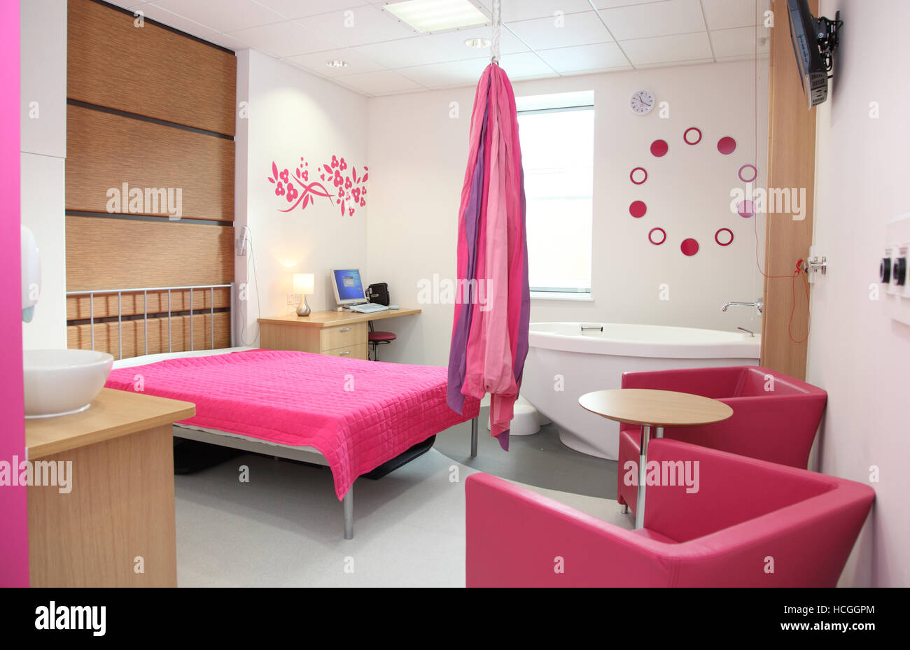 Un récent de chambre individuelle à la maternité de l'unité à Newham University Hospital, East London, UK. Naissance montre extérieure. Banque D'Images