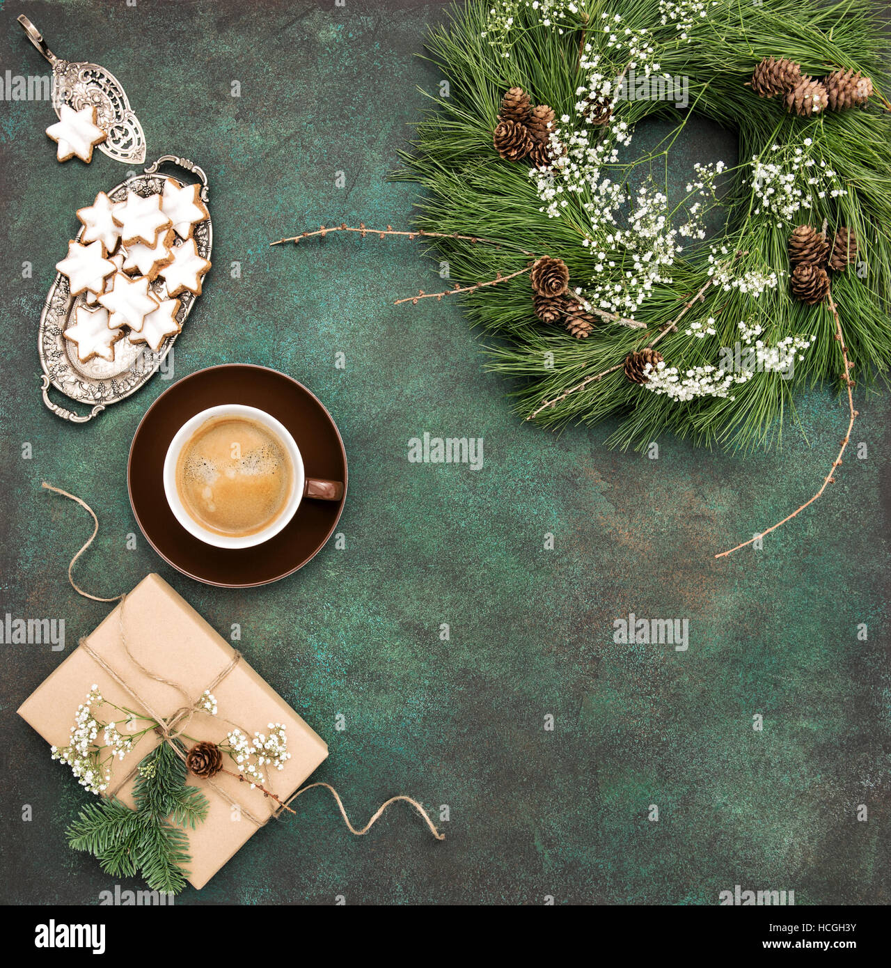 Couronne de Noël, étoiles de cookies, café et enveloppé cadeau. Contexte alimentaire vacances Banque D'Images