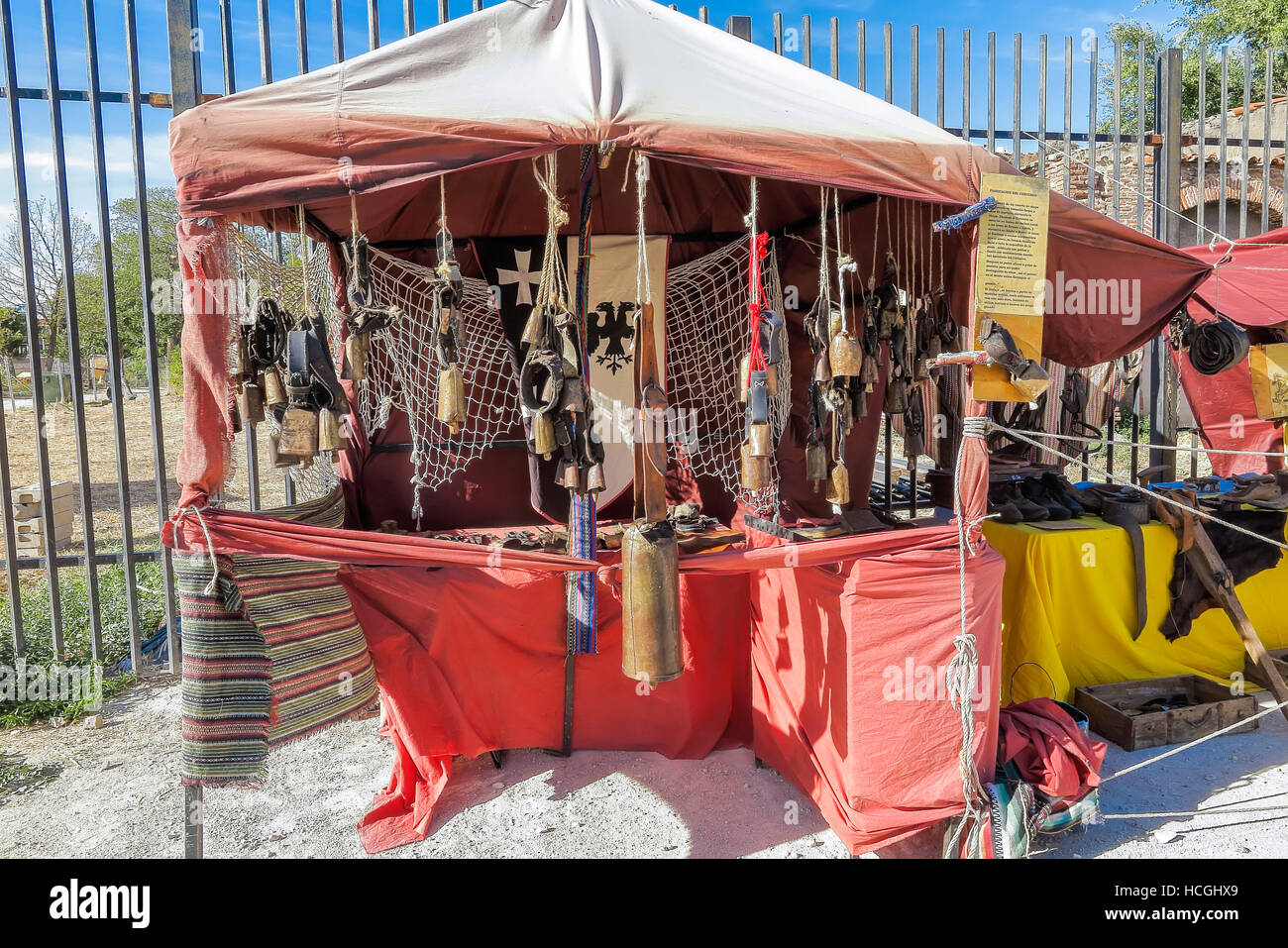 Une scène avec une boutique de cloches dans la reconstitution d'un marché médiéval. Le marché gratuitement et est situé sur un lieu public Banque D'Images