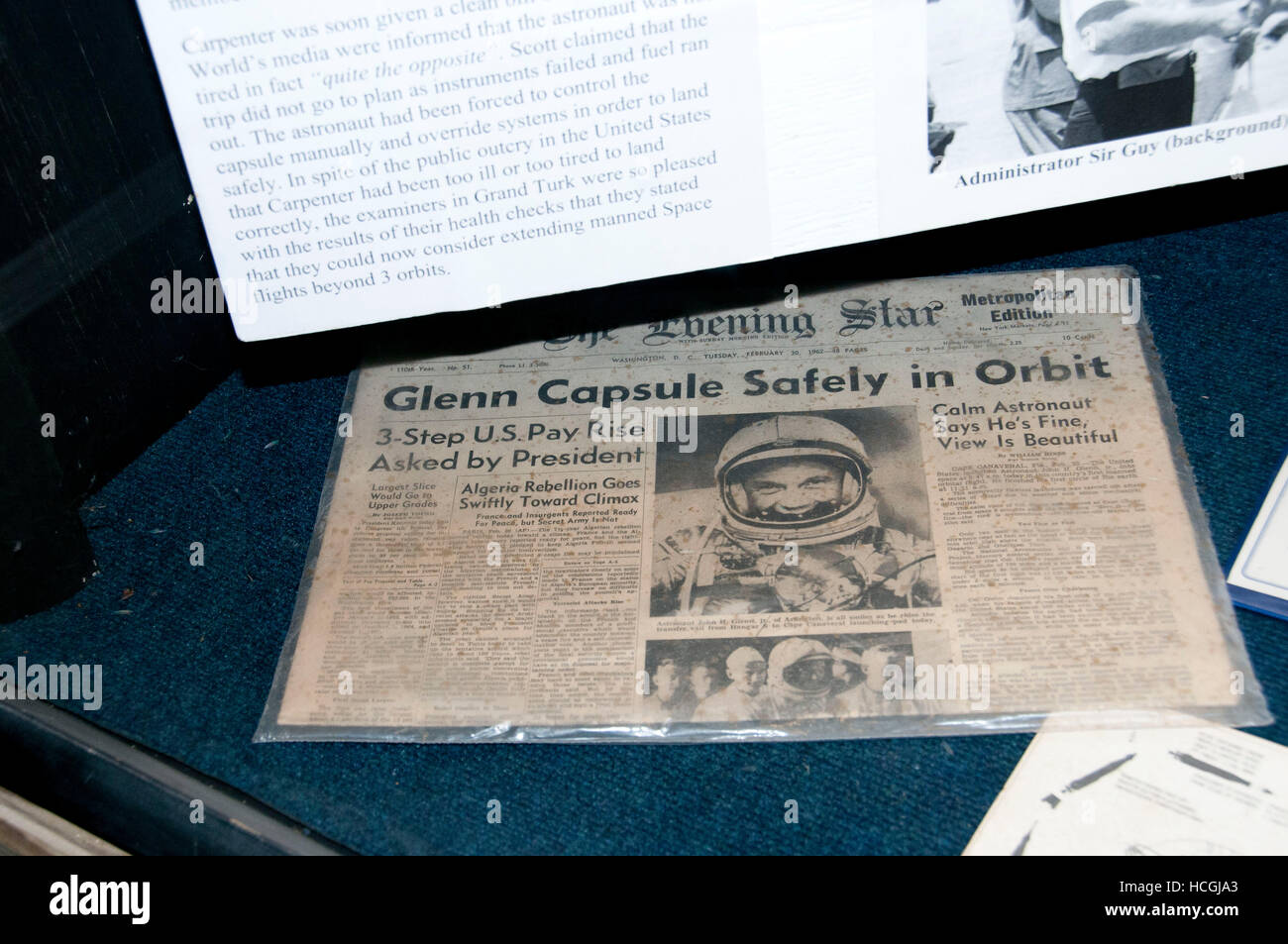 Coupure de presse au Musée national des Îles Turques et Caïques avec informations sur l'astronaute John Glenn Friendship 7 engin spatial Mercury Landing en 1962. Banque D'Images