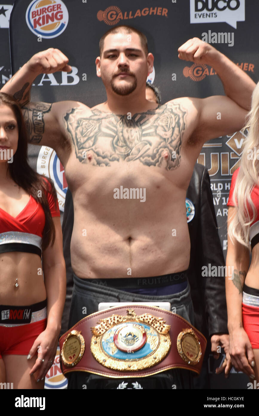 Auckland, Nouvelle-Zélande. 09Th Dec 2016. Andy Ruiz à peser dans la session avant de leur monde de boxe WBO heavyweight title lutte. La lutte est prévue le Sam 10 déc Crédit : Shirley Kwok/Pacific Press/Alamy Live News Banque D'Images