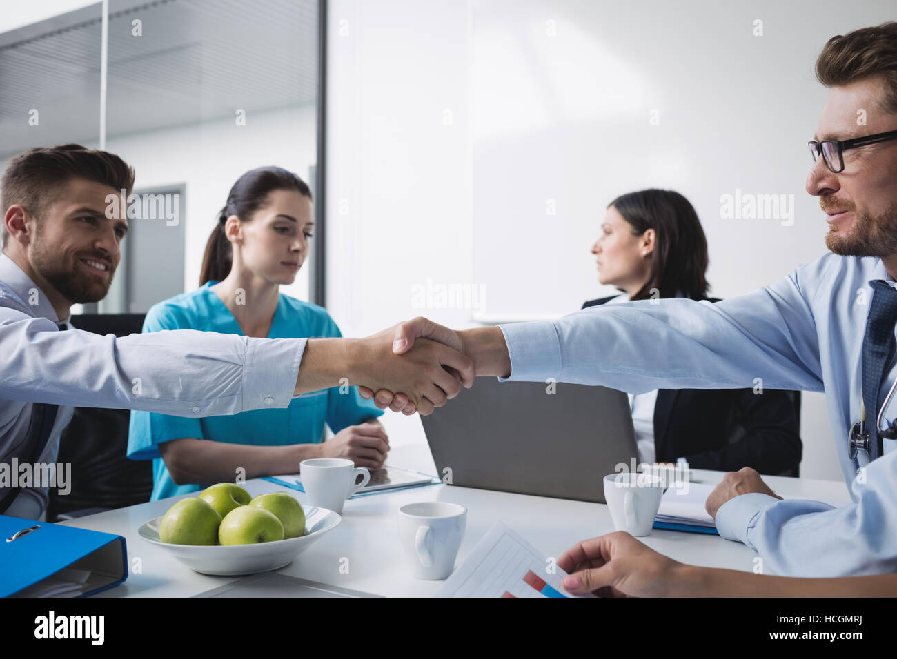 Les médecins se serrer la main les uns avec les autres Banque D'Images