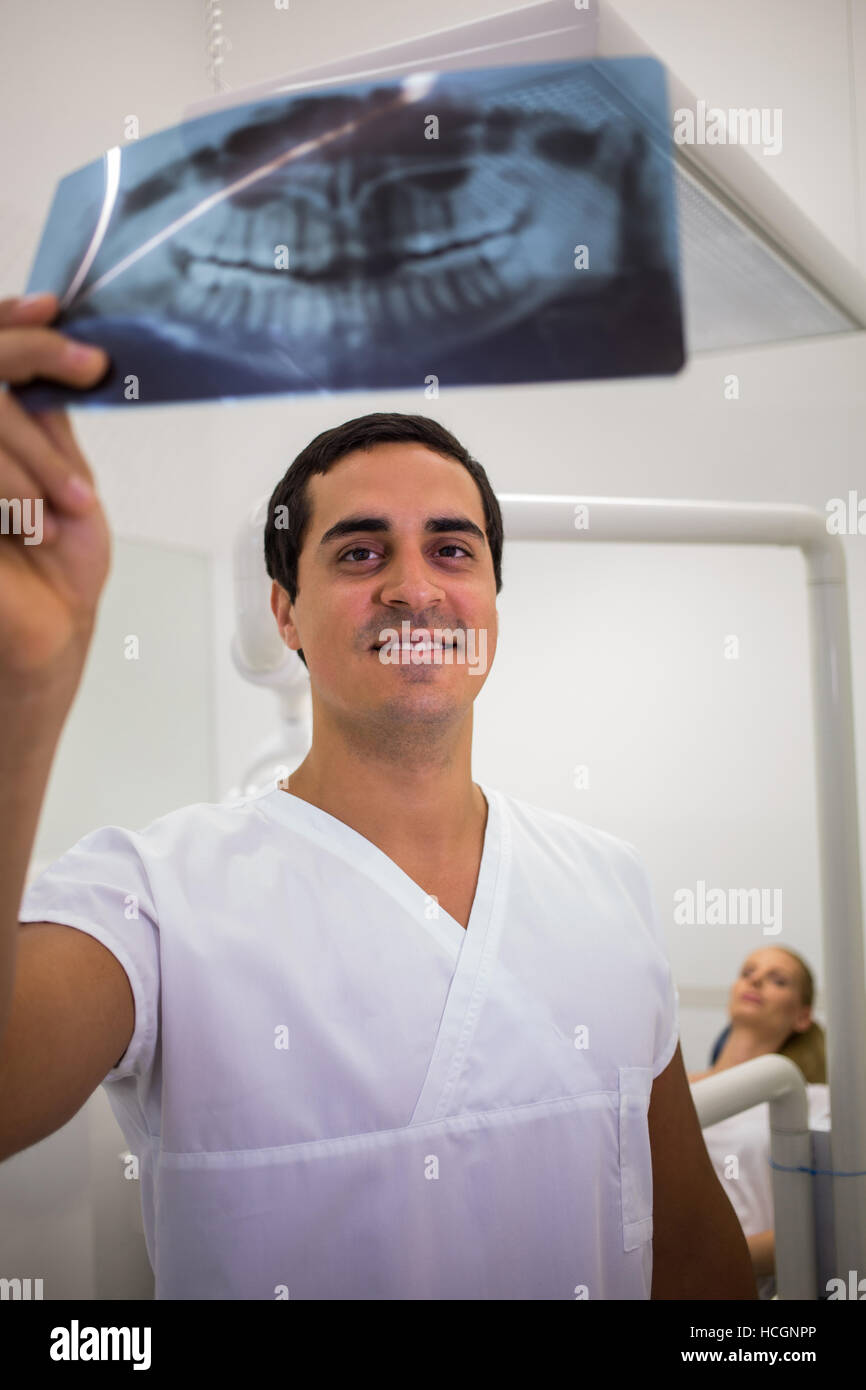 Dentiste à la recherche de plaque dentaire à rayons x Banque D'Images