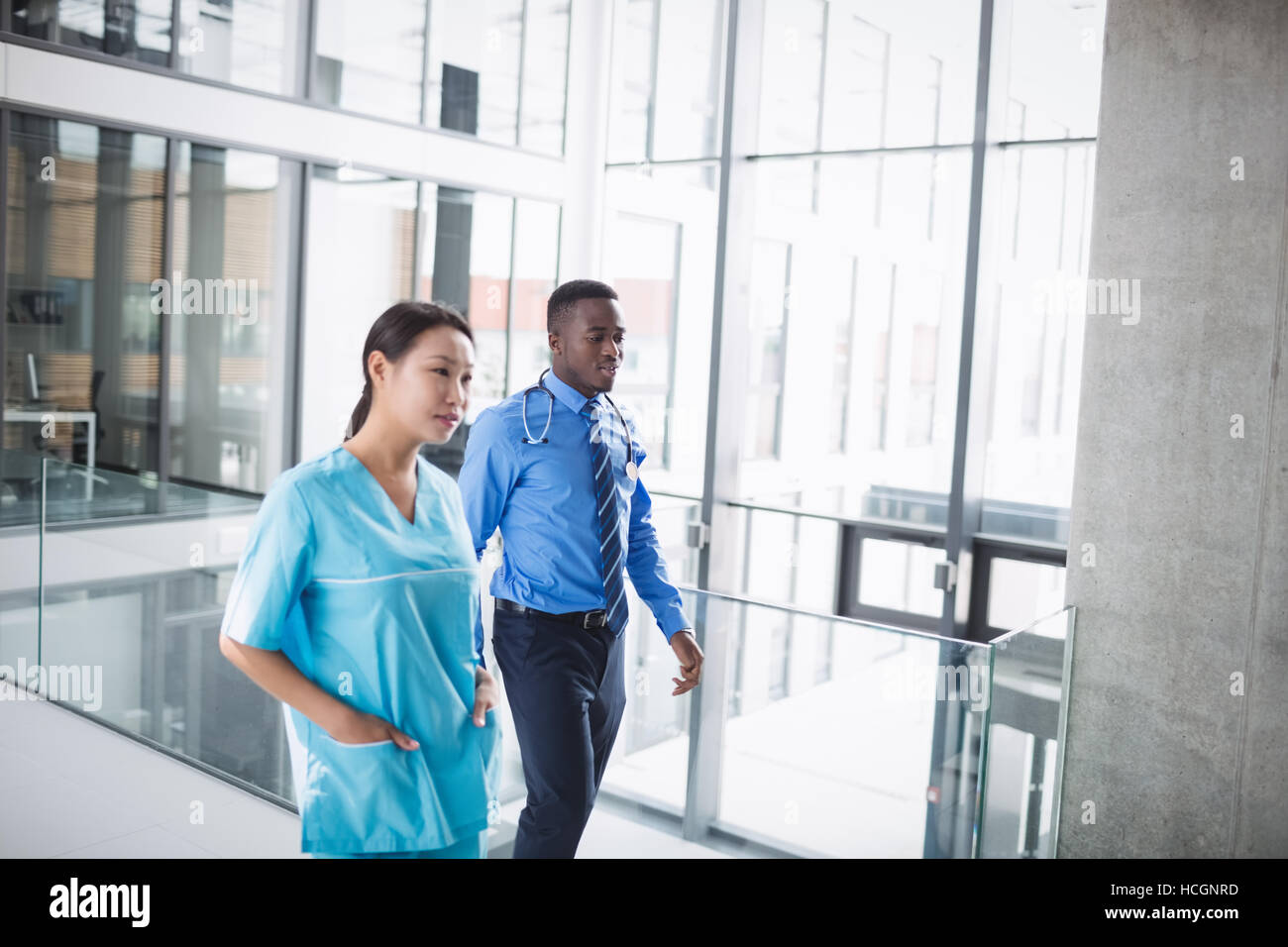 Doctor and nurse walking in corridor Banque D'Images
