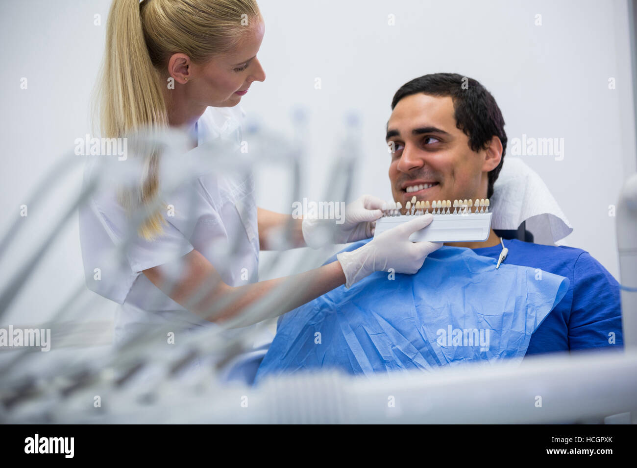 Dentiste examinant female patient avec dents de nuances Banque D'Images