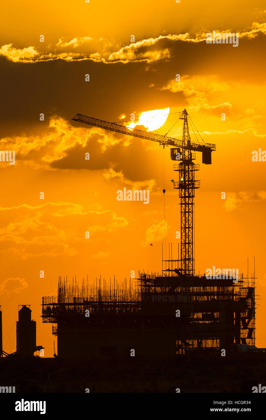 Afrique Zimbabwe construction crane sunset point Banque D'Images