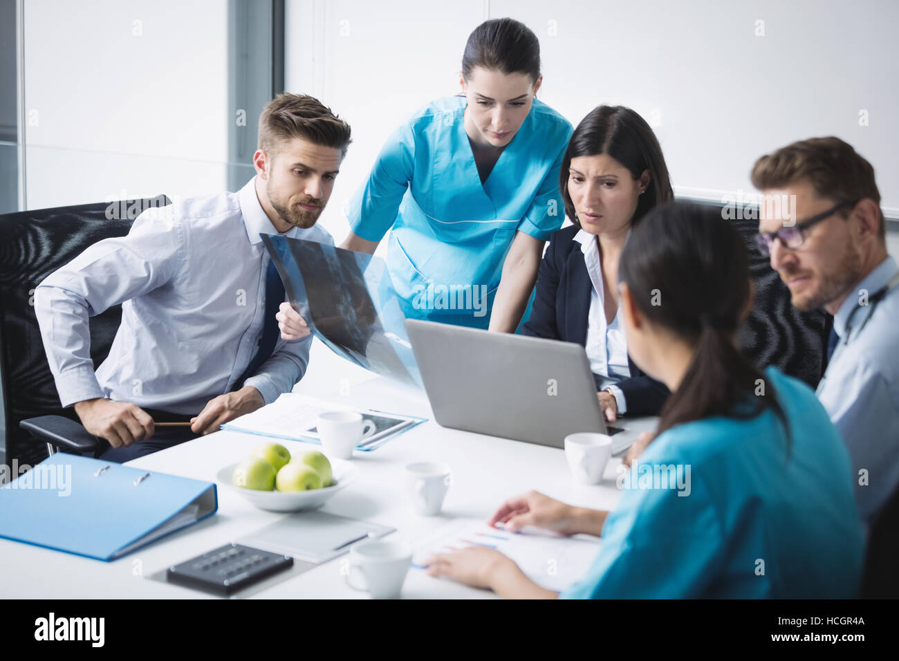 Équipe de doctor sur laptop in meeting Banque D'Images
