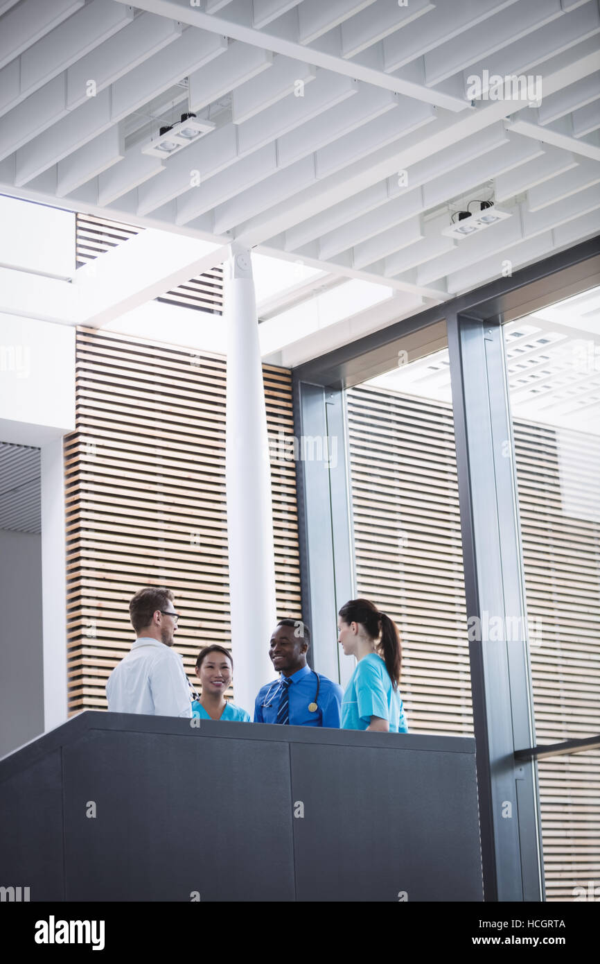 Les médecins et infirmières en interaction les uns avec les autres Banque D'Images