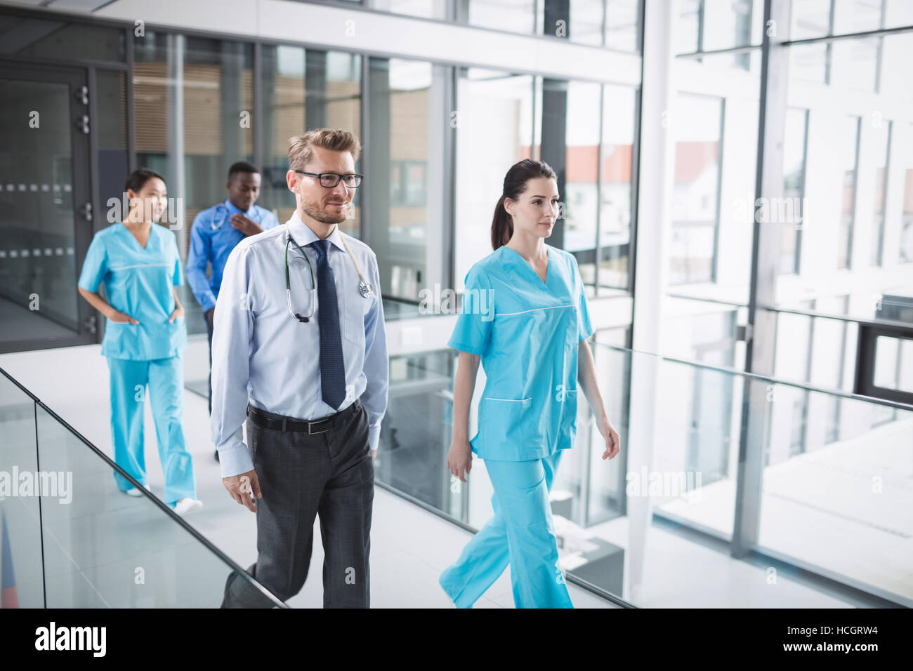 Les médecins et infirmières walking in corridor Banque D'Images