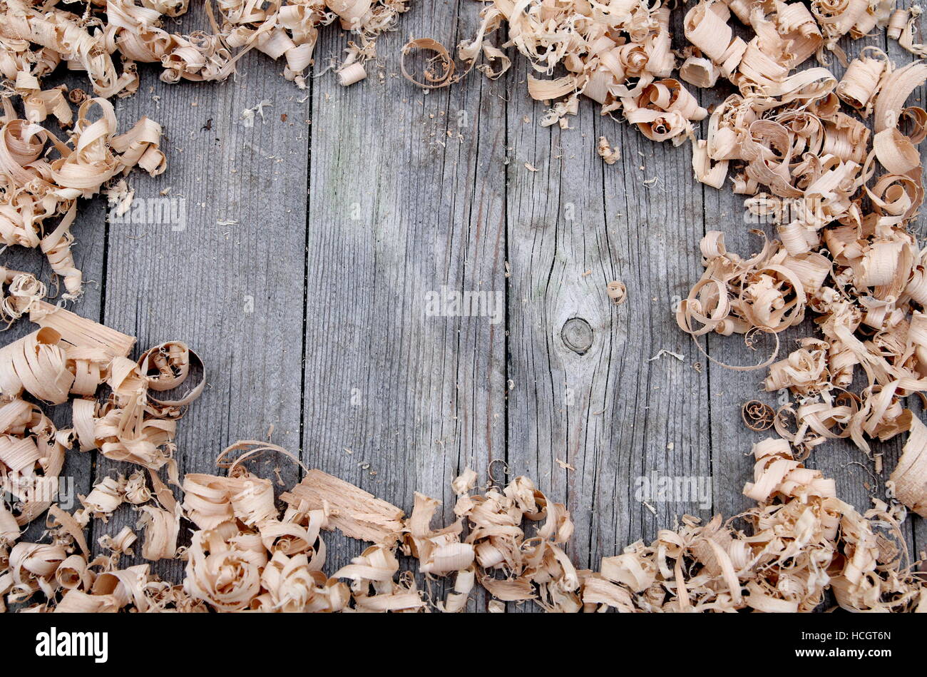 Bois de chauffage sur fond de bois vieilli avec de l'espace pour le texte Banque D'Images