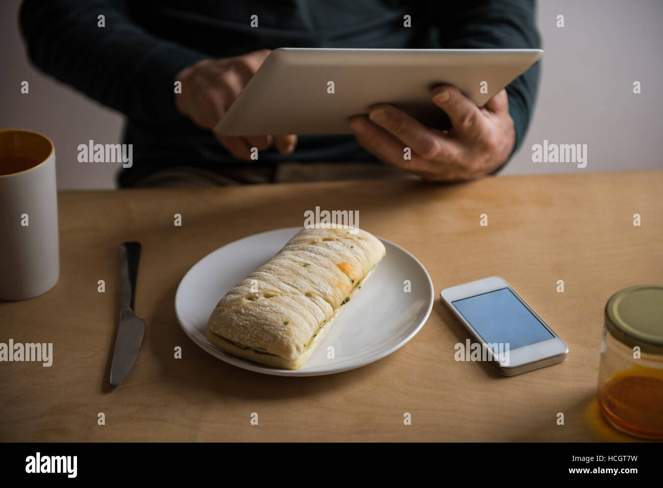 Man using digital tablet Banque D'Images