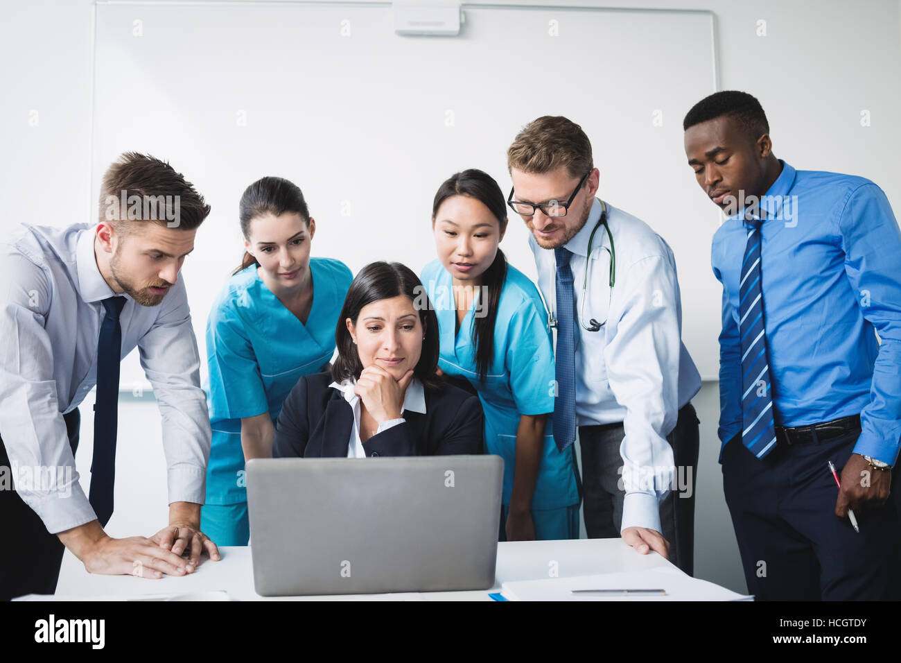 Équipe de doctor sur laptop in meeting Banque D'Images